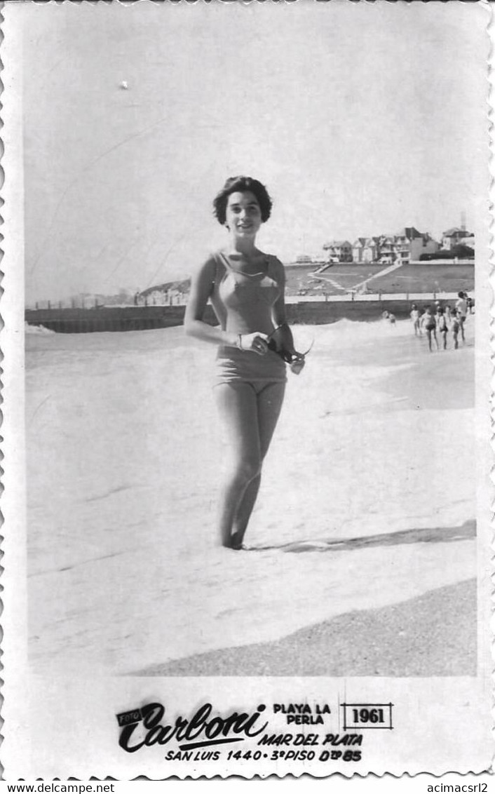 X295 - PIN UP WOMAN FEMME Teen Girl In Swimsuit With Sunglasses By The Beach Carte Photo PC 1961 La Perla Mar Del Plata - Pin-Ups
