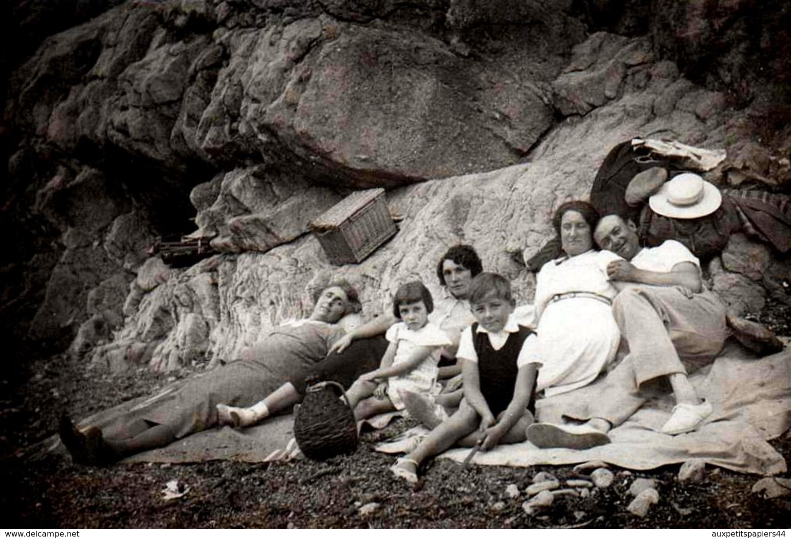 Photo Originale Plage, Pique Nique Et Farniente Sur La Plage D'Ensuès-la-Redonne (13820) Pour Une Famille En 1936 - Personnes Anonymes