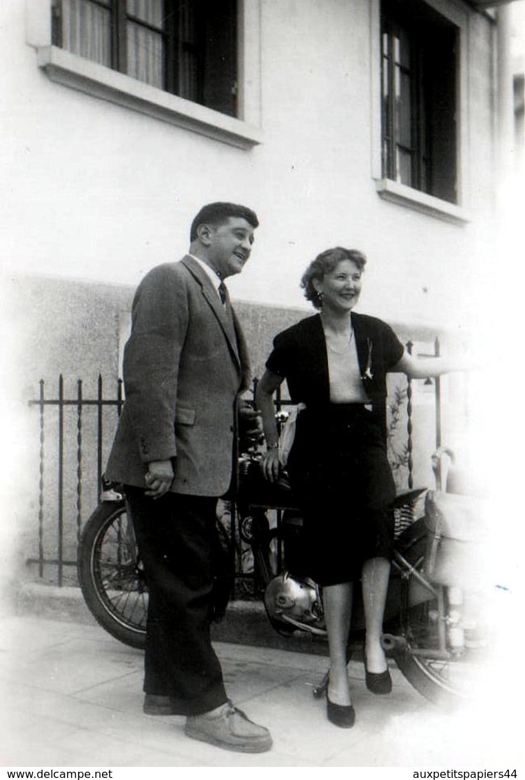 Photo Originale Couple à La Moto Sur Montpellier Un 1er Mai 1954 - René Cadenel, & Jackie Bouvier - Personnes Identifiées