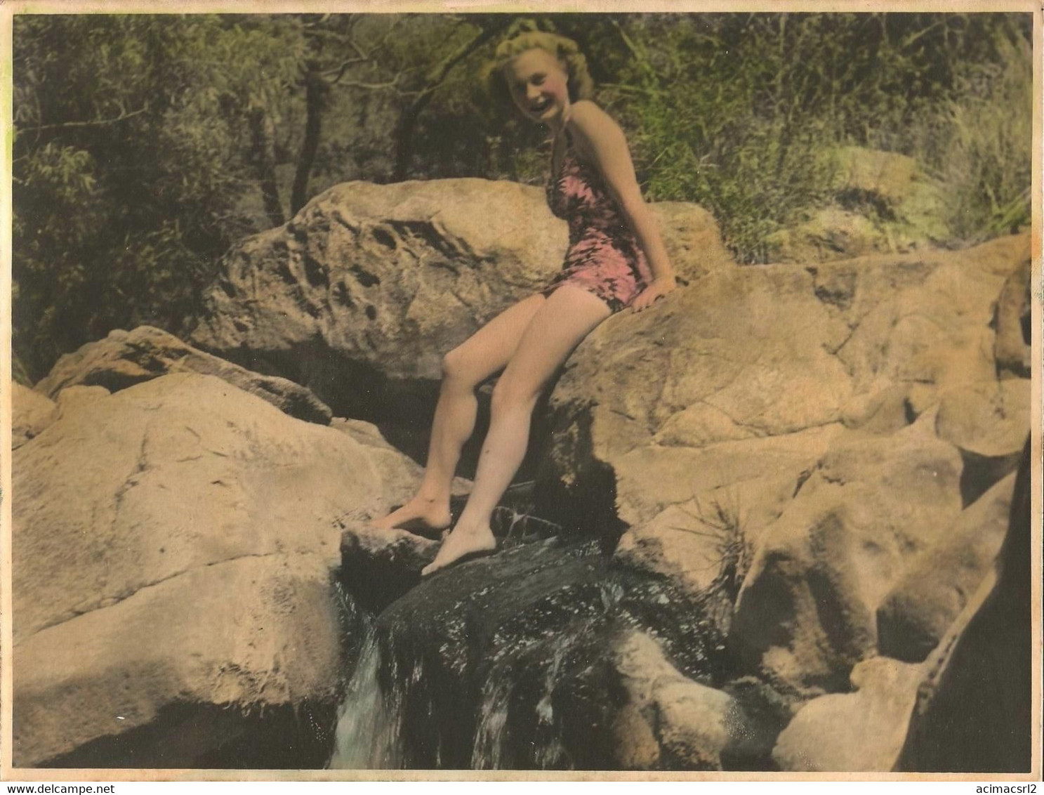 X300 - Blonde Sexy Woman Femme Model Semi Nude Nu In Swimsuit Sitting On A Rocks - Big Hand Colored Photo 24x18cm 1950' - Pin-Ups