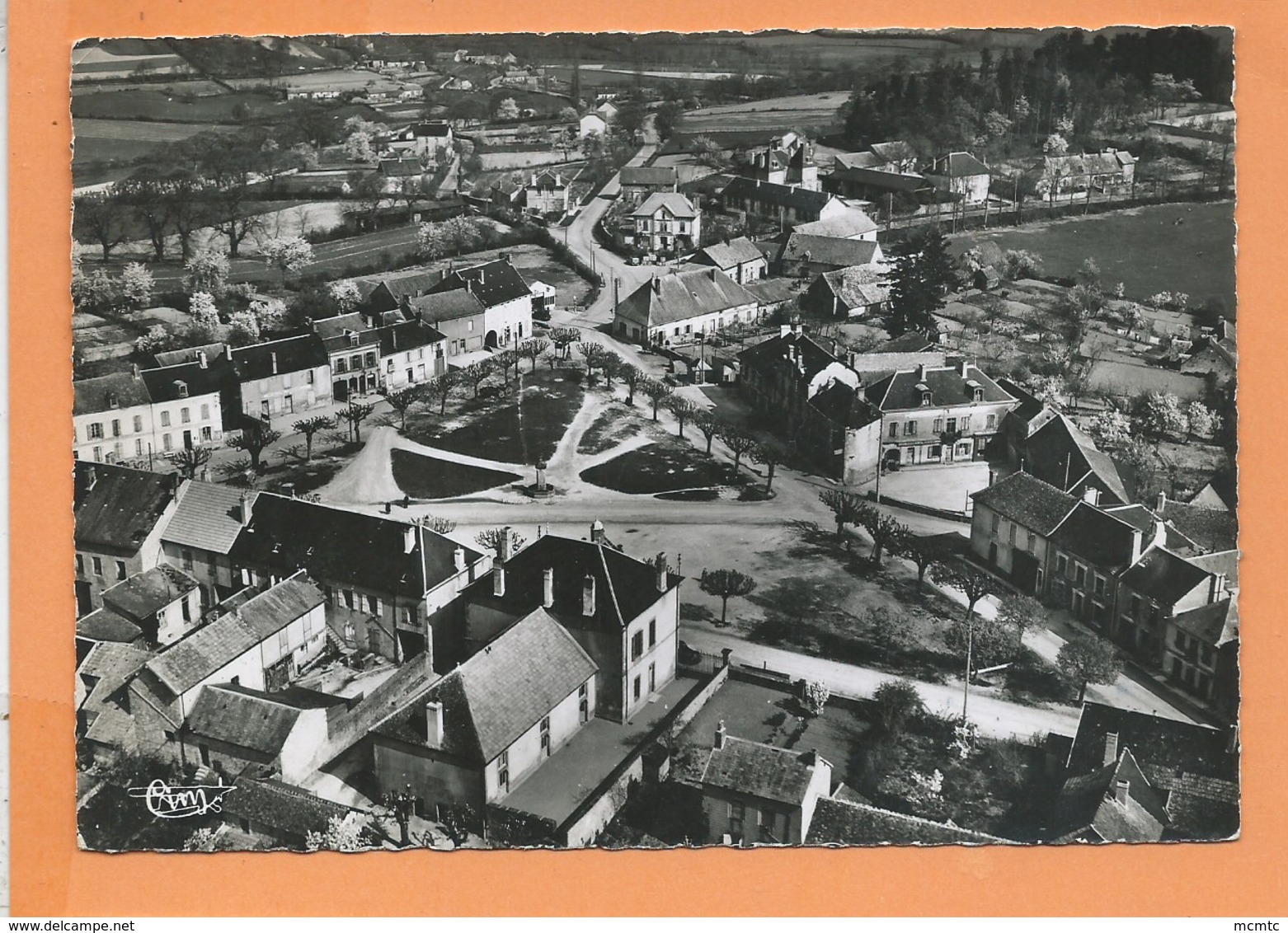 CPSM  Grand Format - St Léger Sur Beuvray -(S.-et-L.) - Vue Aérienne Sur Le Quartier Du Centre Et Hôtel Du Mont Beuvray - Autres & Non Classés