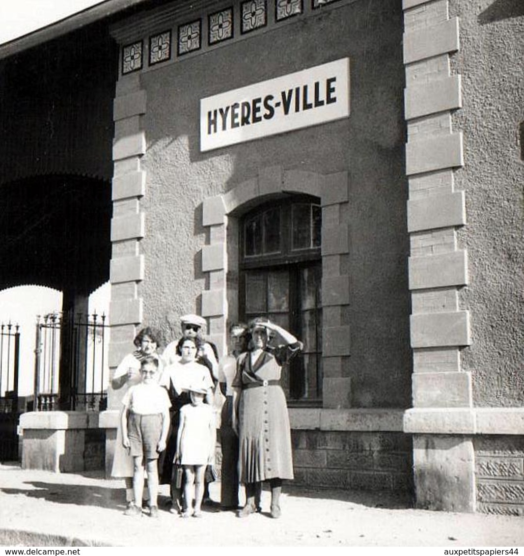 Photo Originale La Famille Lafon Posant Devant La Gare De Hyères-Ville En 1936 - Lieux