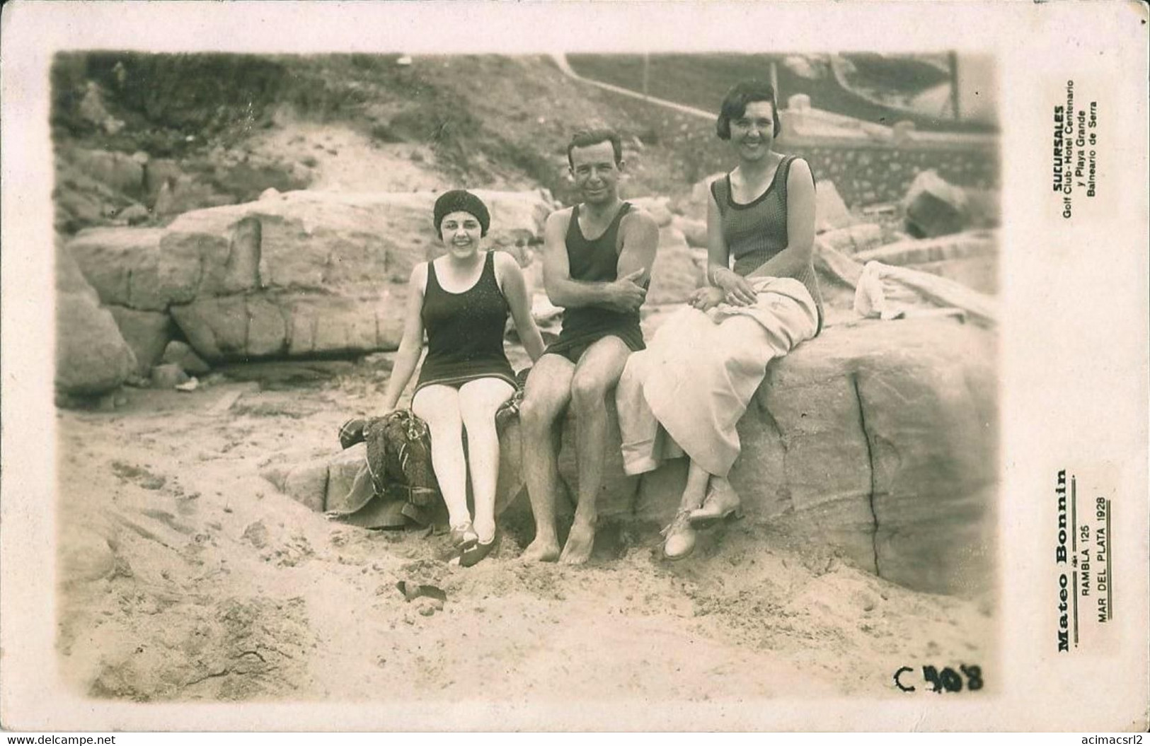 X302 - Handsome Young MAN And Flapper GIRLS In Swimsuit Sitting At The Beach - Carte Photo PC 1928 - Pin-Ups