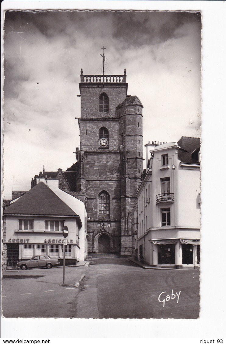 PLOERMEL - L'Eglise ( Crédit Agricole Et Peugeot 403) - Ploërmel