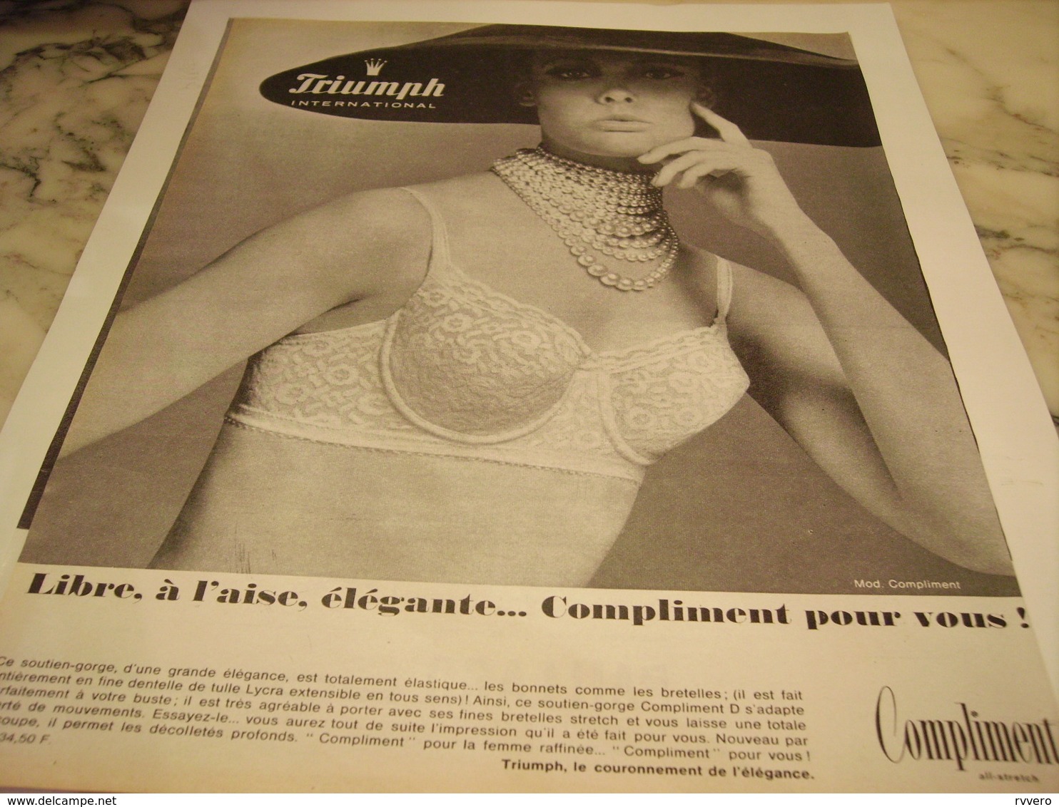 ANCIENNE PUBLICITE  SOUS VETEMENT COMPLIMENT DE  TRIUMPH 1965 - Posters