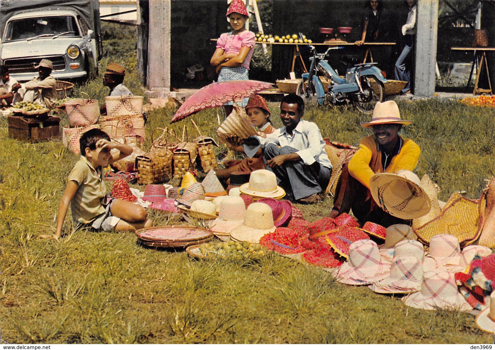 Ile De La Réunion - Marchands Forains - Chapeaux - Sacs - Mobylette - Autres & Non Classés