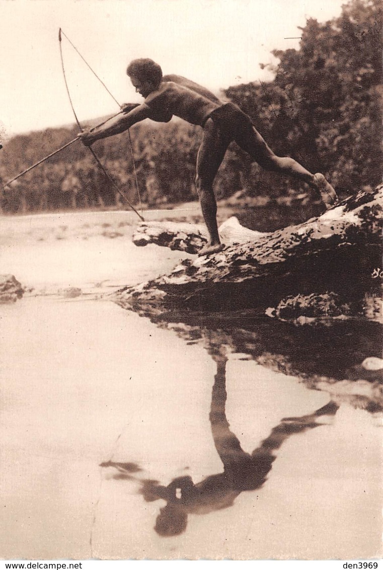 Missions Maristes D'Océanie - Pêche à L'arc Aux ILES SALOMON - Tir à L'arc - Solomon Islands