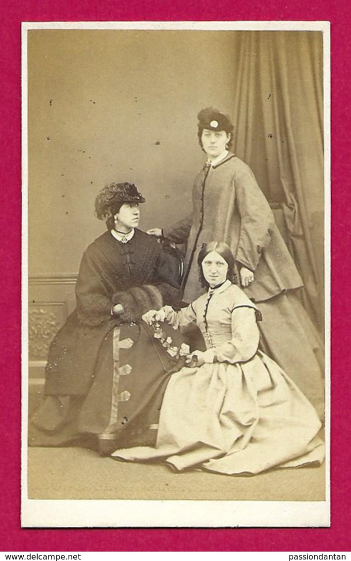 Photographie Ancienne - Cliché W. & D. Downey à Newcastle - Portrait De Trois Femmes - Personnes Anonymes