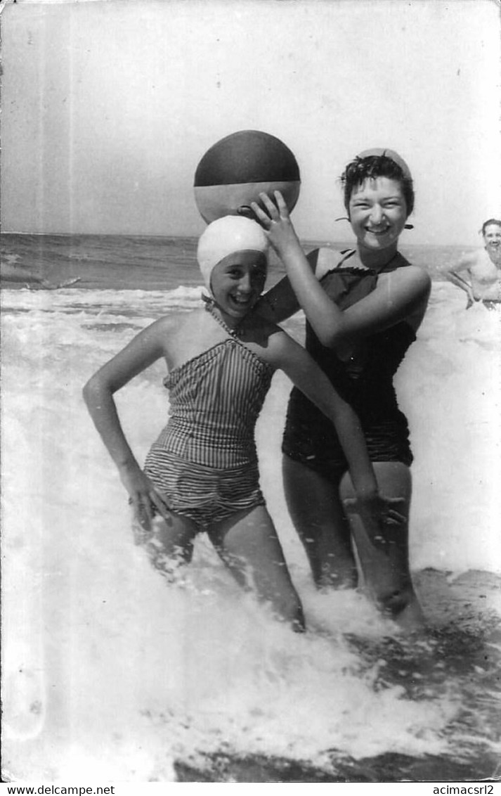 X303 - Girl Fille And Woman Femme In Swimsuit With Plastic Ball By The Beach - Photo PC 1960' - Pin-Ups