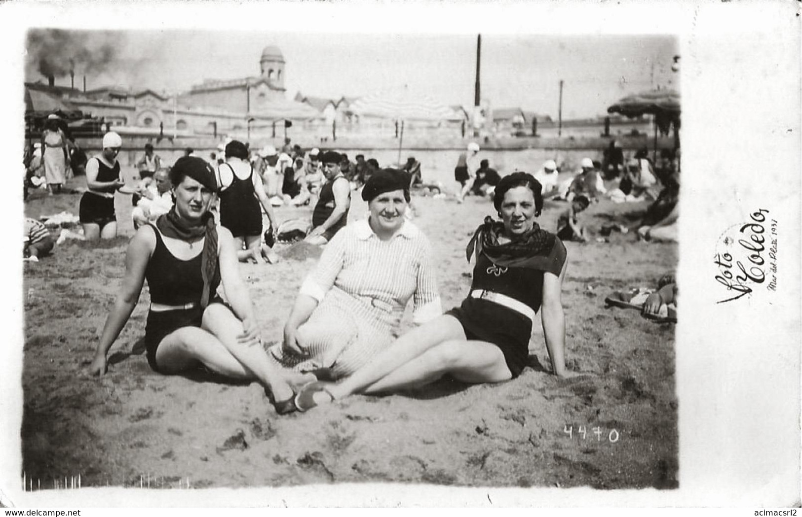 X306 - Flapper Women Femmes In Swimsuit With Beret Sitting At The MAR DEL PLATA Beach & Factory - Photo PC 1937 - Pin-Ups