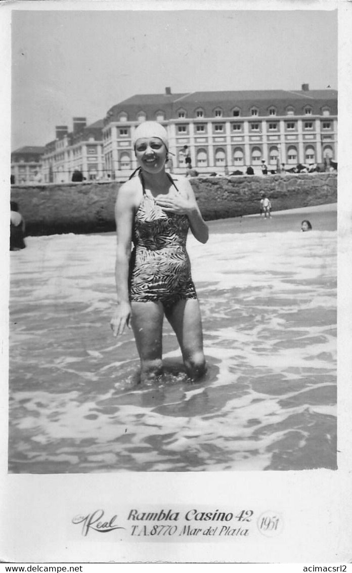 X309 - Woman Femme In Swimsuit By The MAR DEL PLATA Beach - Photo PC 1951 Mar Del Plata - Pin-Ups