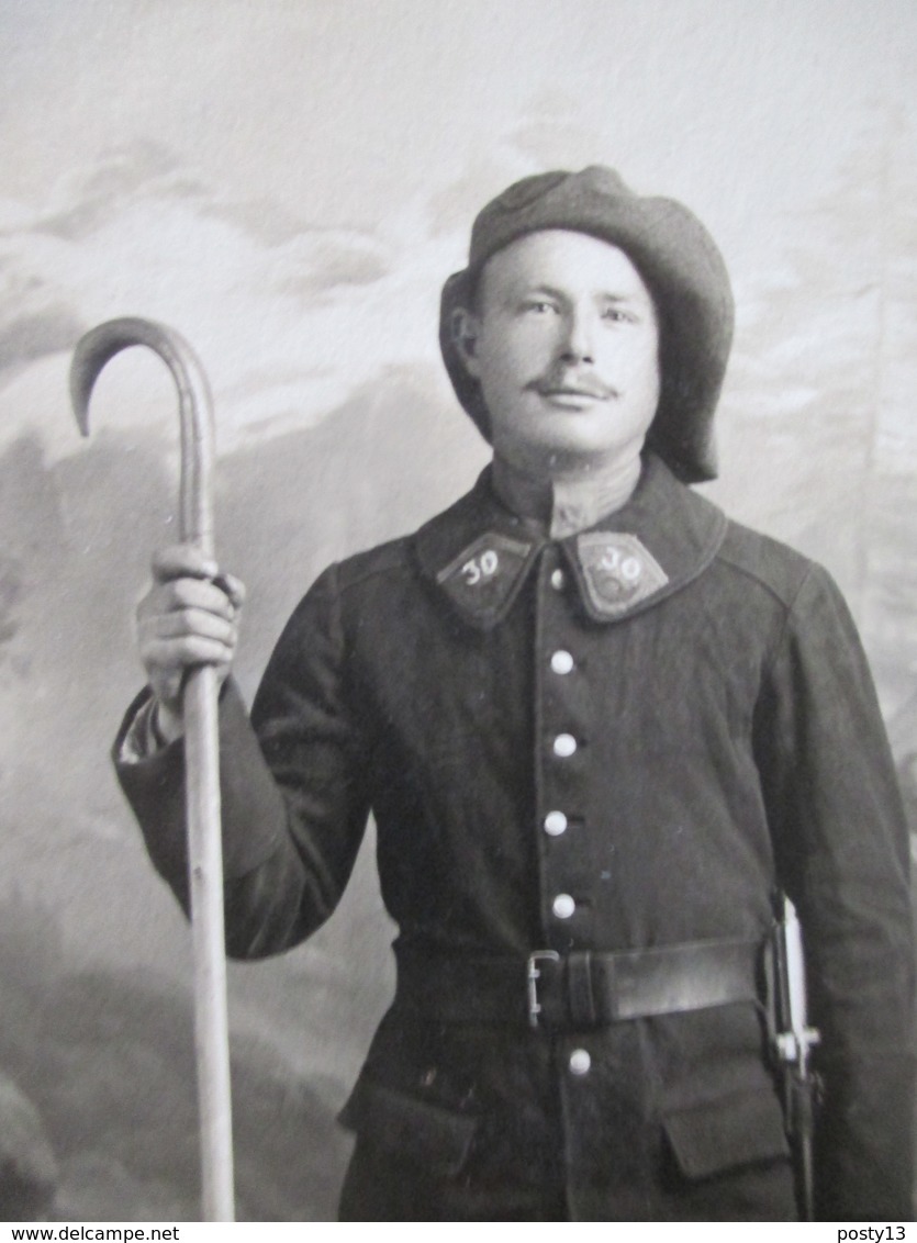 Carte Photo Chasseur Alpin Avec Canne Du 30 Régiment De Chasseurs Alpins - Grenoble -  Belle Photo -  1917  TBE - Régiments