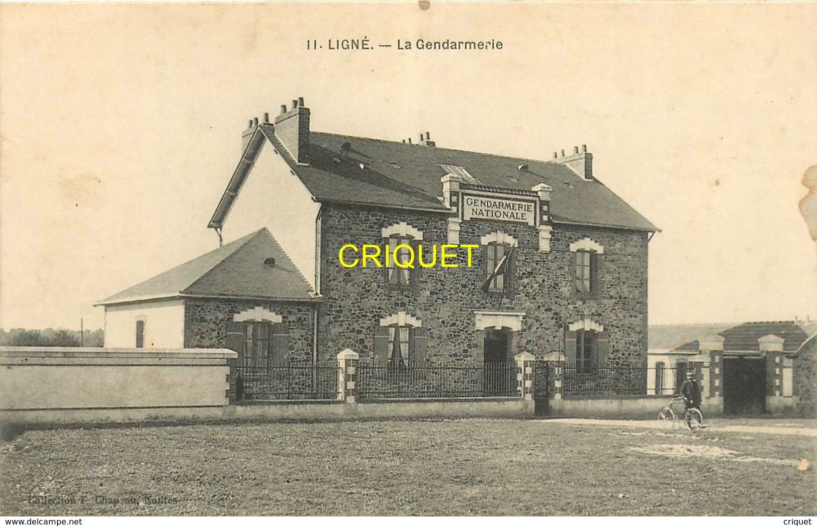 44 Ligné, La Gendarmerie, Gendarme Cycliste Devant Le Bâtiment, Belle Carte Pas Courante - Ligné