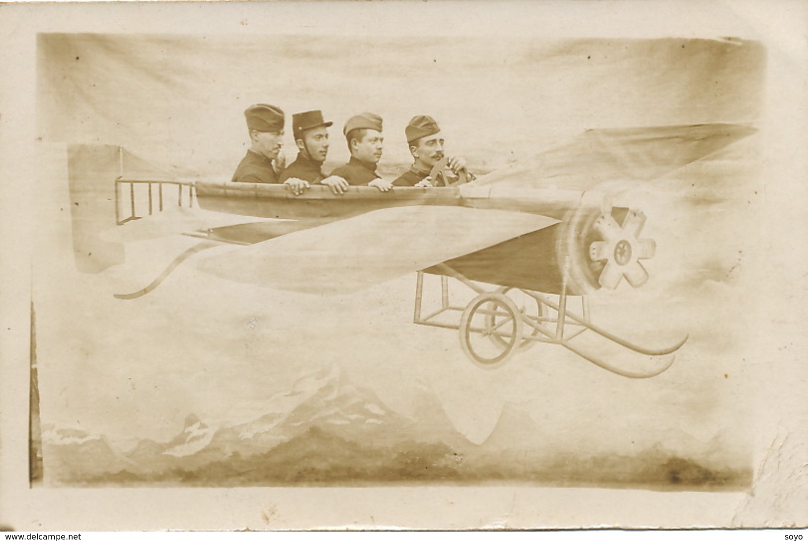 Surrealisme Montage Photo 4 Hommes En Avion Le Creusot Legere Froissure Coin Inf. Droit - Autres & Non Classés