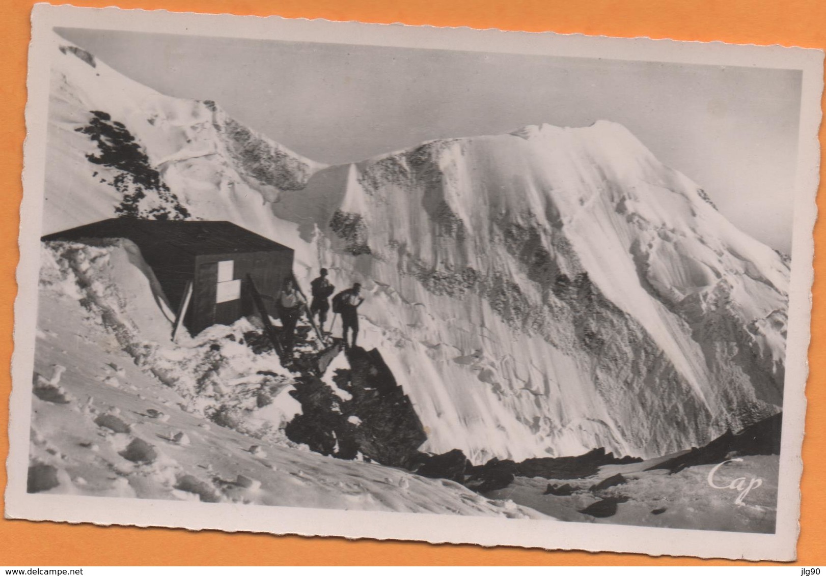 CPSM N°386 CHAMONIX Refuge De L'Aiguille Du Goûter , Animée, Ed CAP, Non Circulée - Chamonix-Mont-Blanc