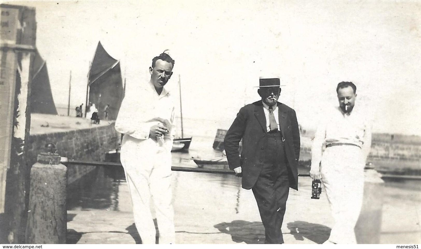 Photo Ancienne Pause Cigarettes Sur L'avant Port Du CROISIC En 1928 Pour 3 Hommes élégants Costume Blanc - Personnes Anonymes