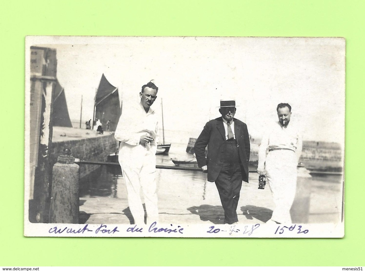 Photo Ancienne Pause Cigarettes Sur L'avant Port Du CROISIC En 1928 Pour 3 Hommes élégants Costume Blanc - Personnes Anonymes