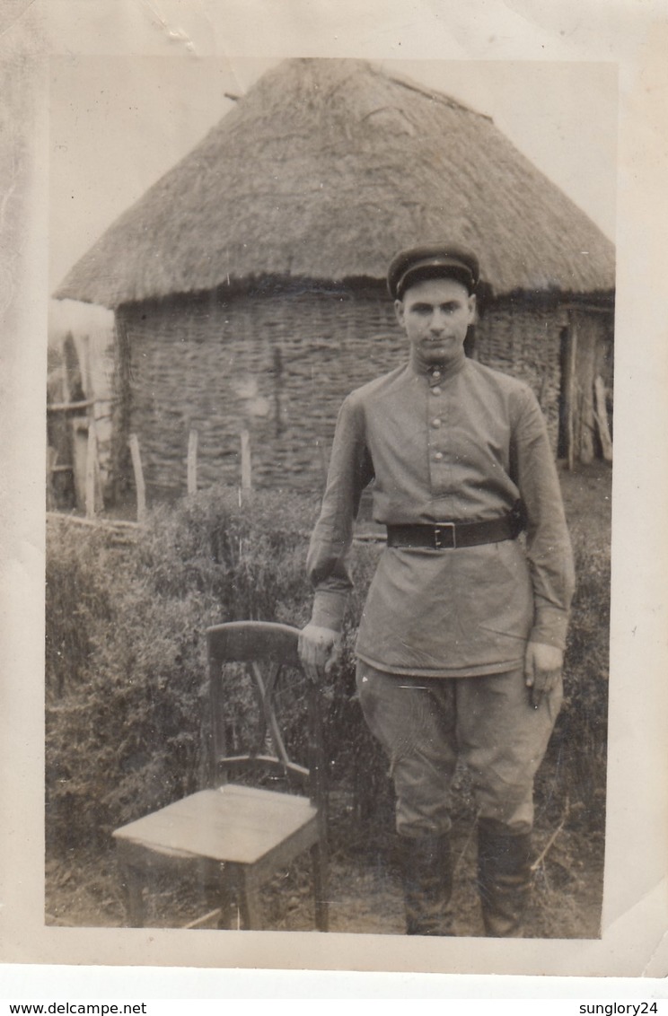 UKRAINE.  #1045  A PHOTO. MILITARY NEAR THE CHAIR. *** - Filmprojectoren