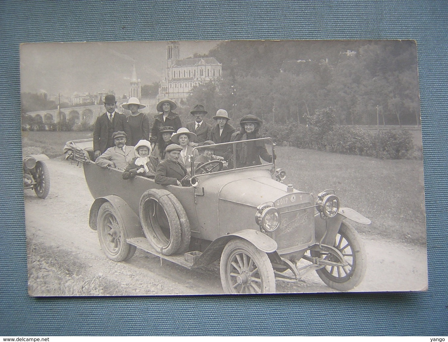 CARTE PHOTO - AUTOBUS BERLIET - LOURDES - Busse & Reisebusse