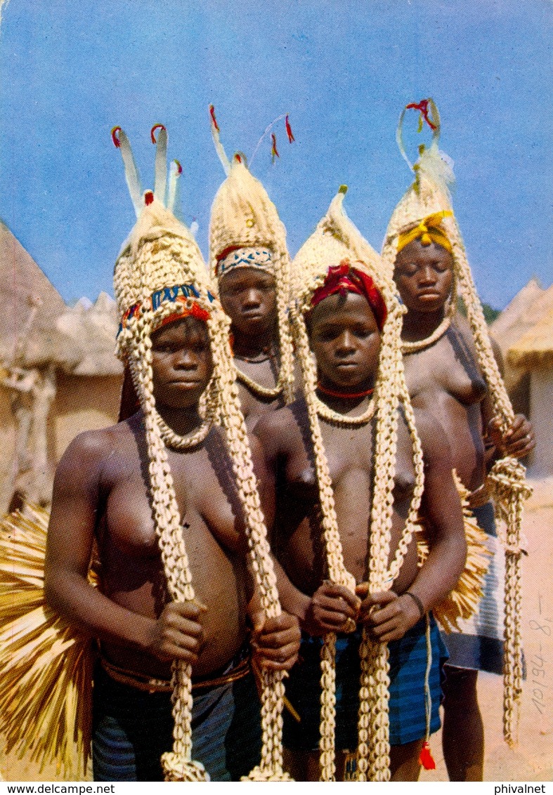 1961 , COSTA DE MARFIL ,  TARJETA POSTAL  " DANSEUSES AUX TRESSES " , ABIDJAN - KARLSRUHE , MÁSCARAS - Costa De Marfil (1960-...)