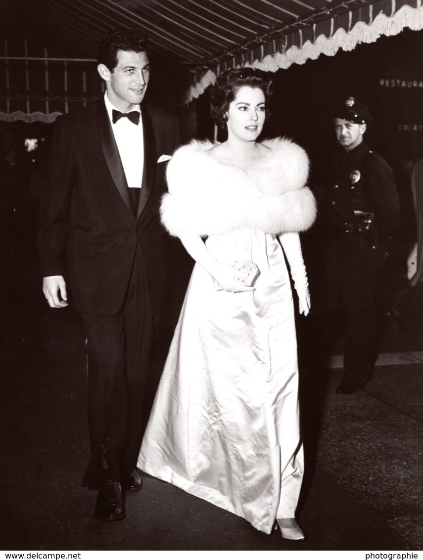 Actrice Susan Kohner Devant Un Restaurant Ancienne Photo Universal 1959 - Berühmtheiten