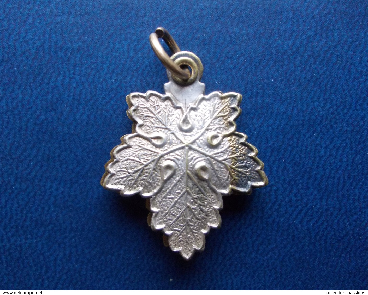 - Ancien Pendentif. Souvenir. Jeanne D'Arc - - Pendentifs