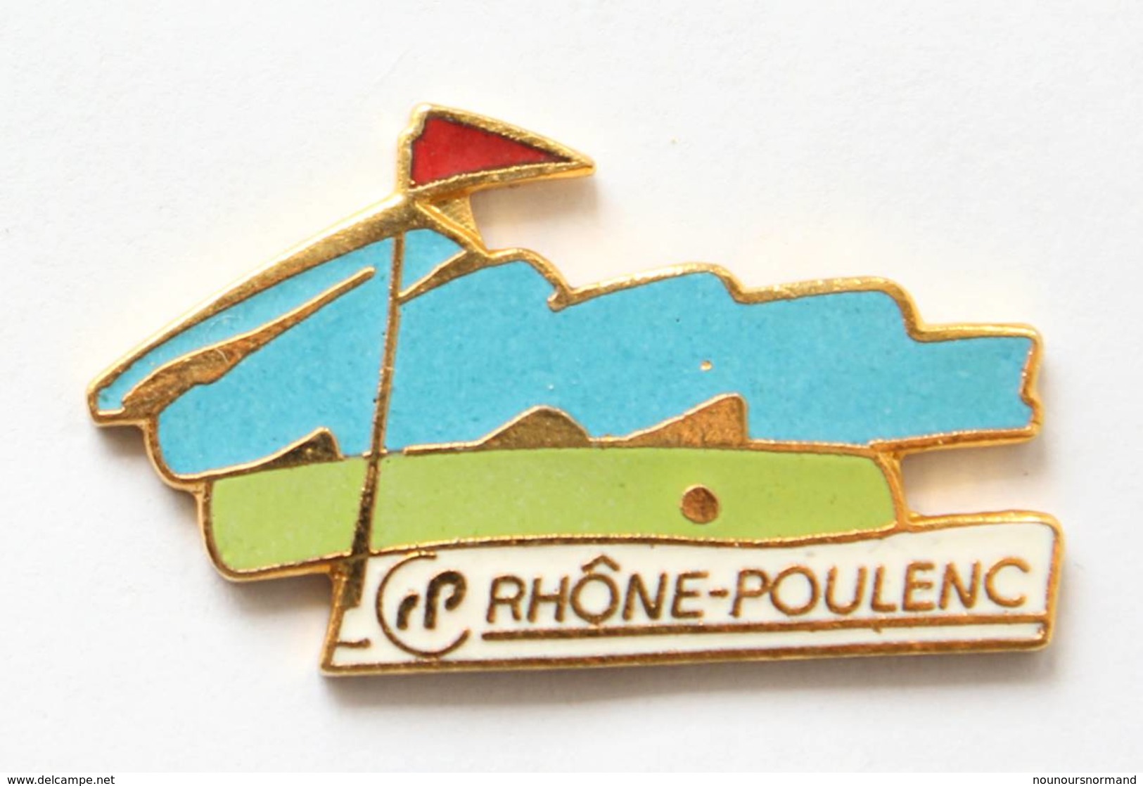 Pin's RHÔNE POULENC - Terrain De Golf - Balle Et Drapeau - Démons & Merveilles - I039 - Golf