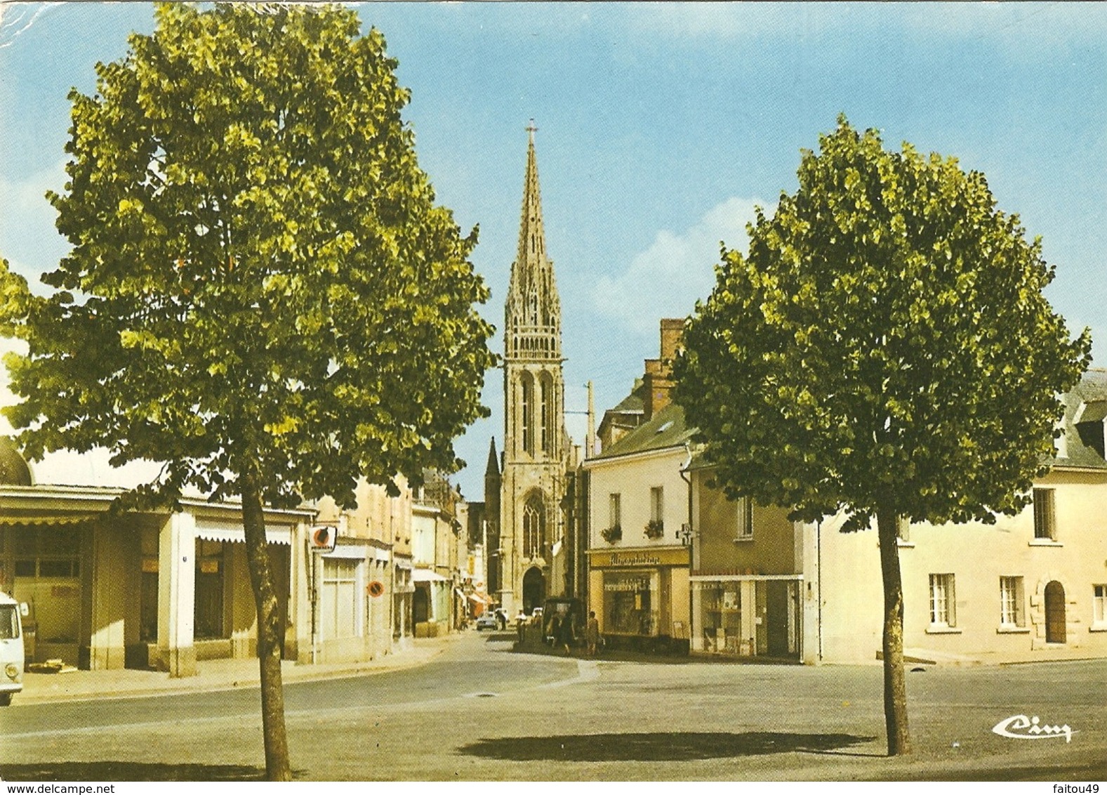 Cpsm Gf -  LA GUERCHE DE BRETAGNE - La Rue Notre-Dame  35 - La Guerche-de-Bretagne