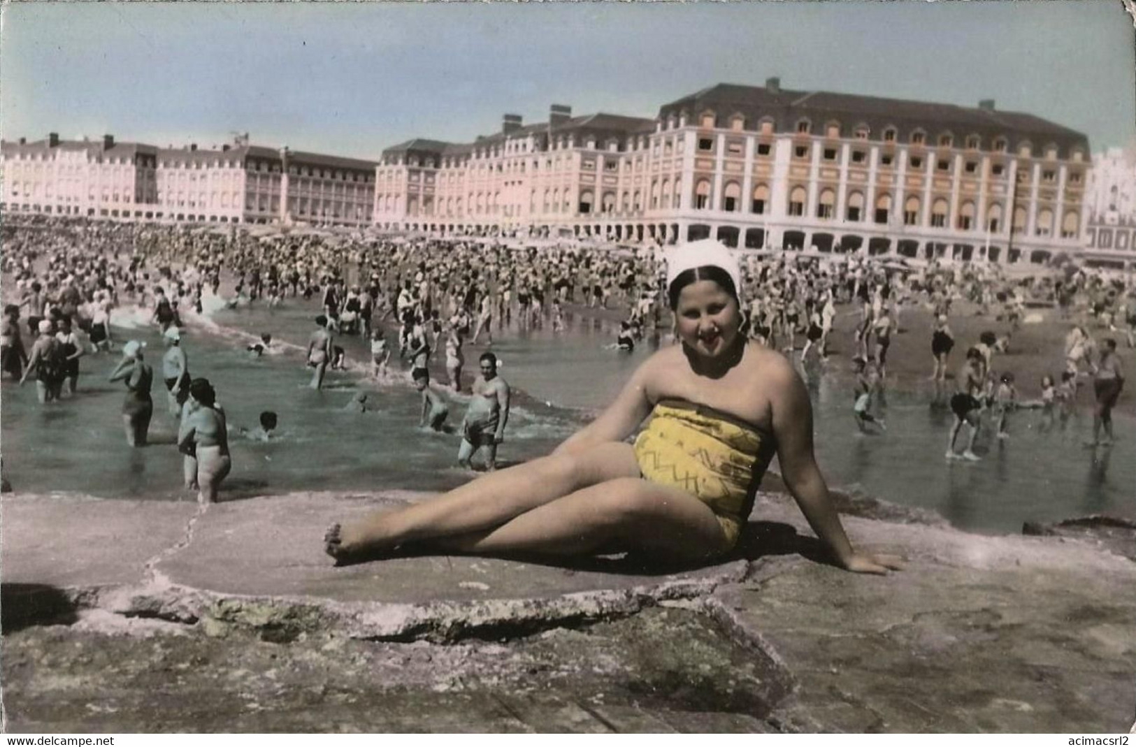 X334 - Girl Fille In Swimsuit Sitting By The MAR DEL PLATA Beach - Hand Colored Photo PC 1954 - Anonieme Personen