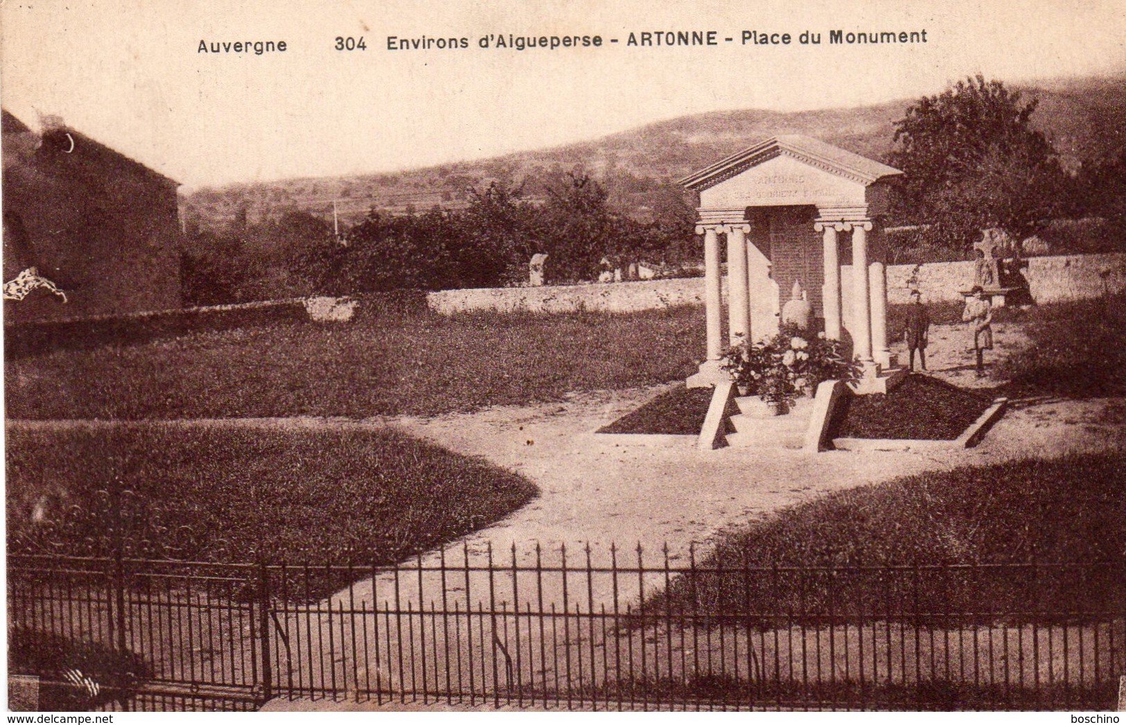 Artonne - Environs D ' Aigueperse - Place Du Monument - Autres & Non Classés