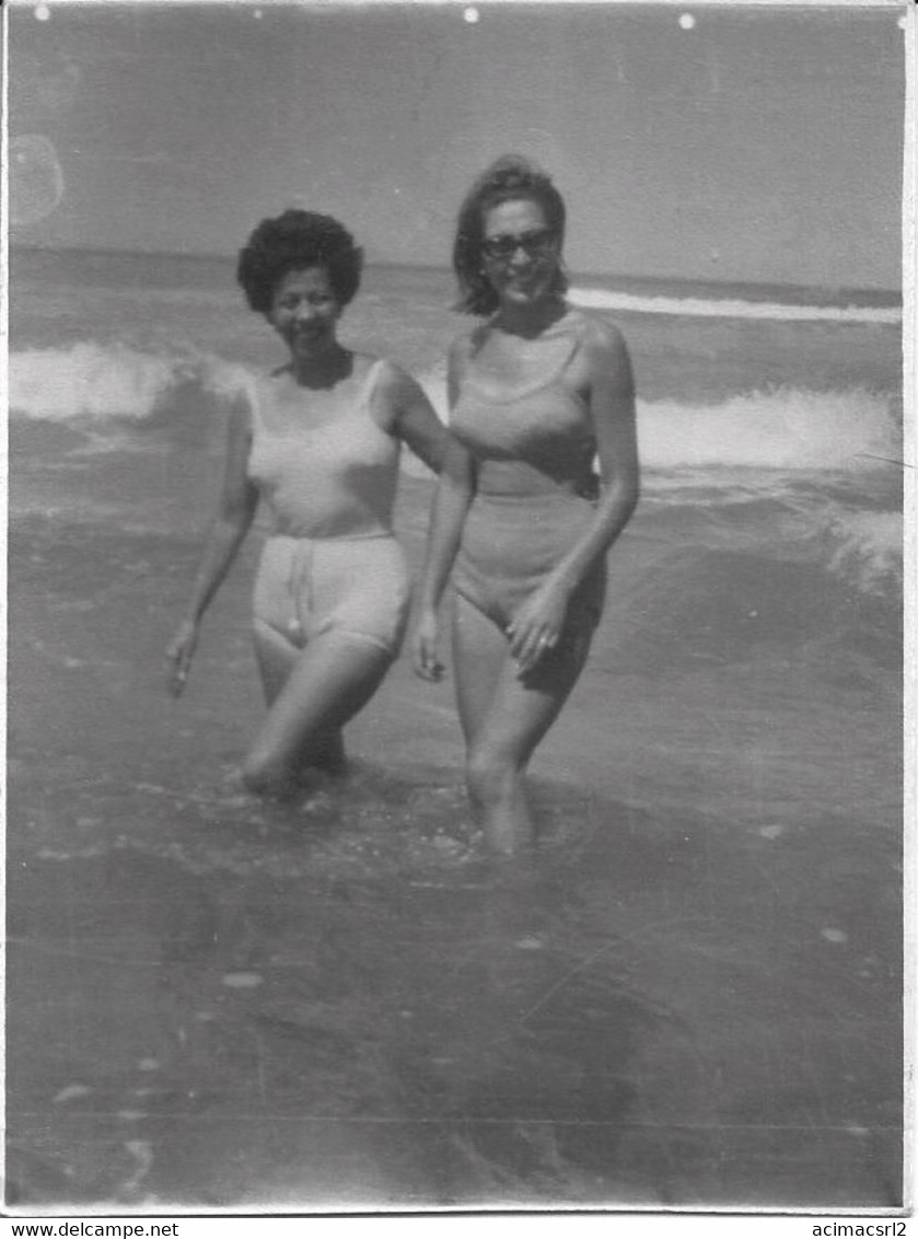 X344 - Women Femmes In Swimsuit With Sunglasses Walking By The Sea At The Beach - Photo 11x8cm 1960' - Pin-up