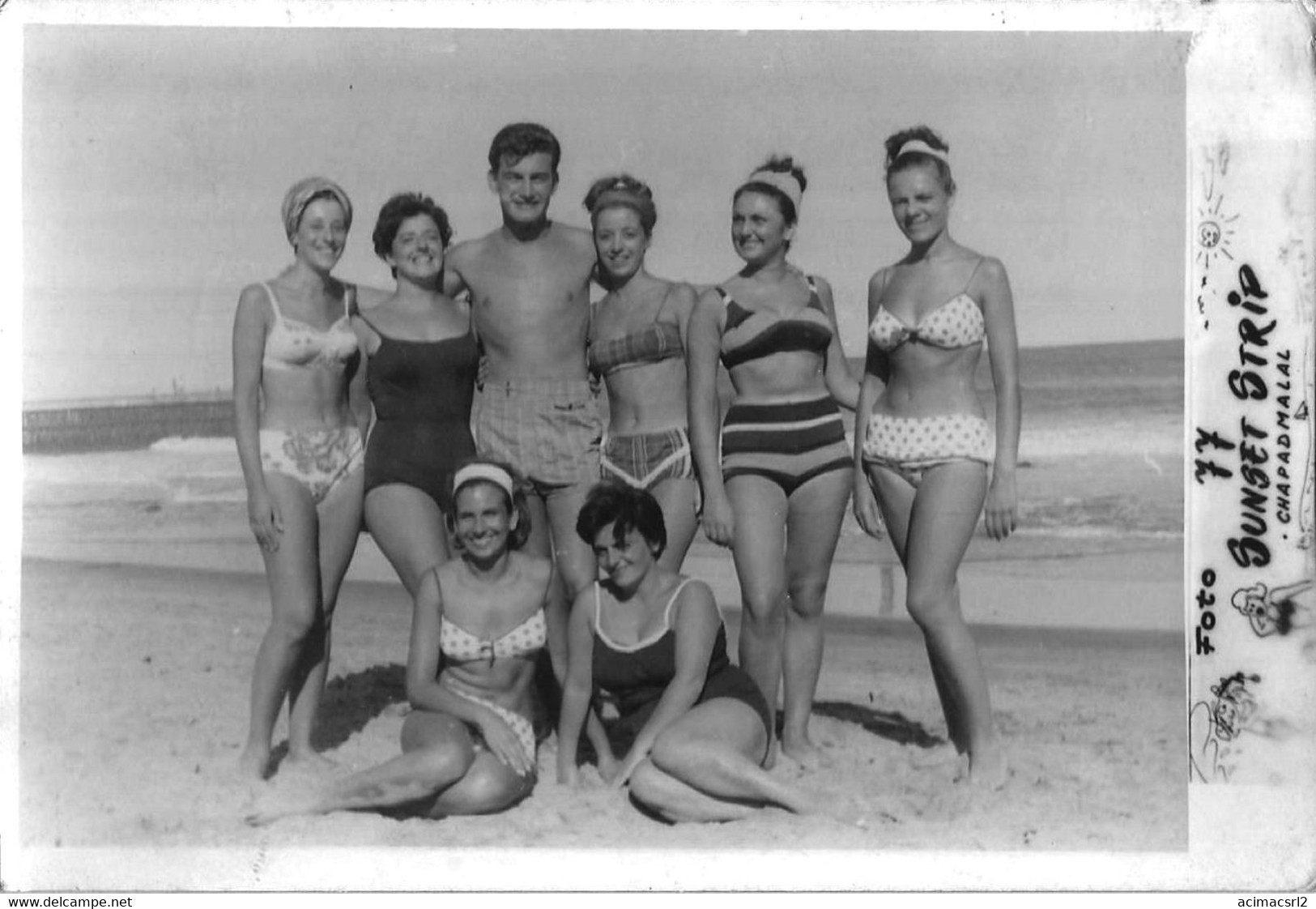 X358 - Handsome Young Man In Swimsuit And SEXY Teen Girls Women Femmes In Bikini At The Beach - Photo 15x10cm 1960' - Pin-Ups