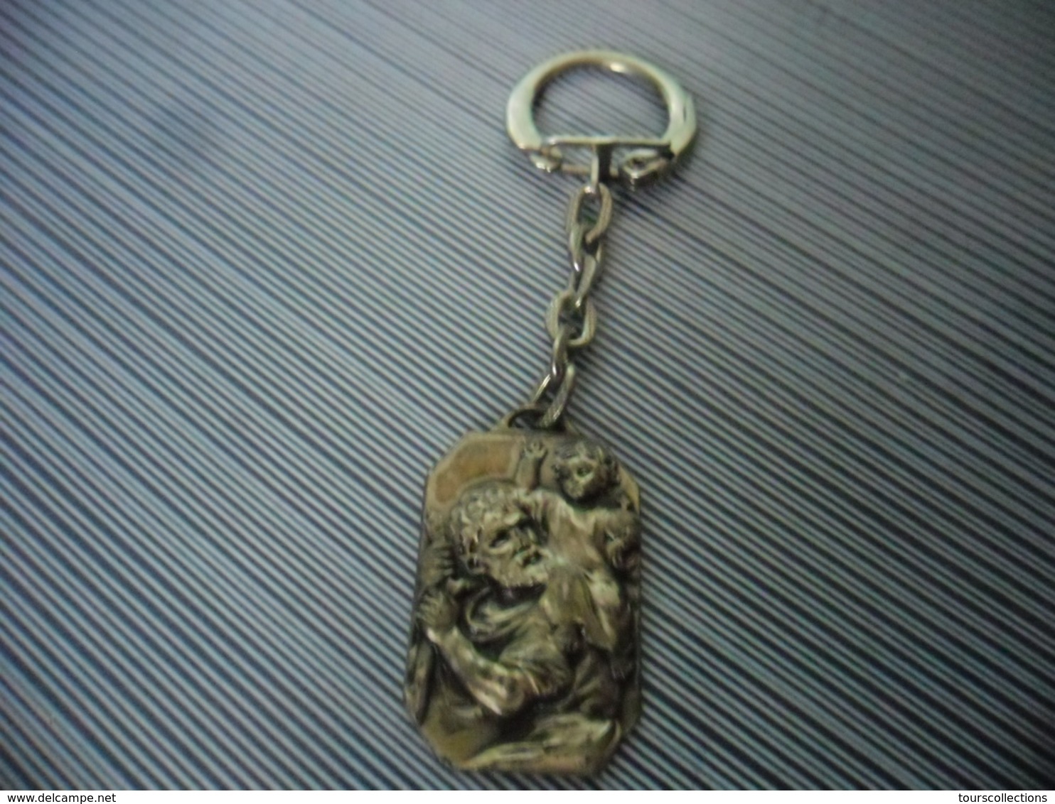 PORTE CLEFS En METAL Vers 1965 - Saint Christophe Porte Bonheur Des Voyageurs @ 3,4 Cm X 2,1 Cm - Llaveros