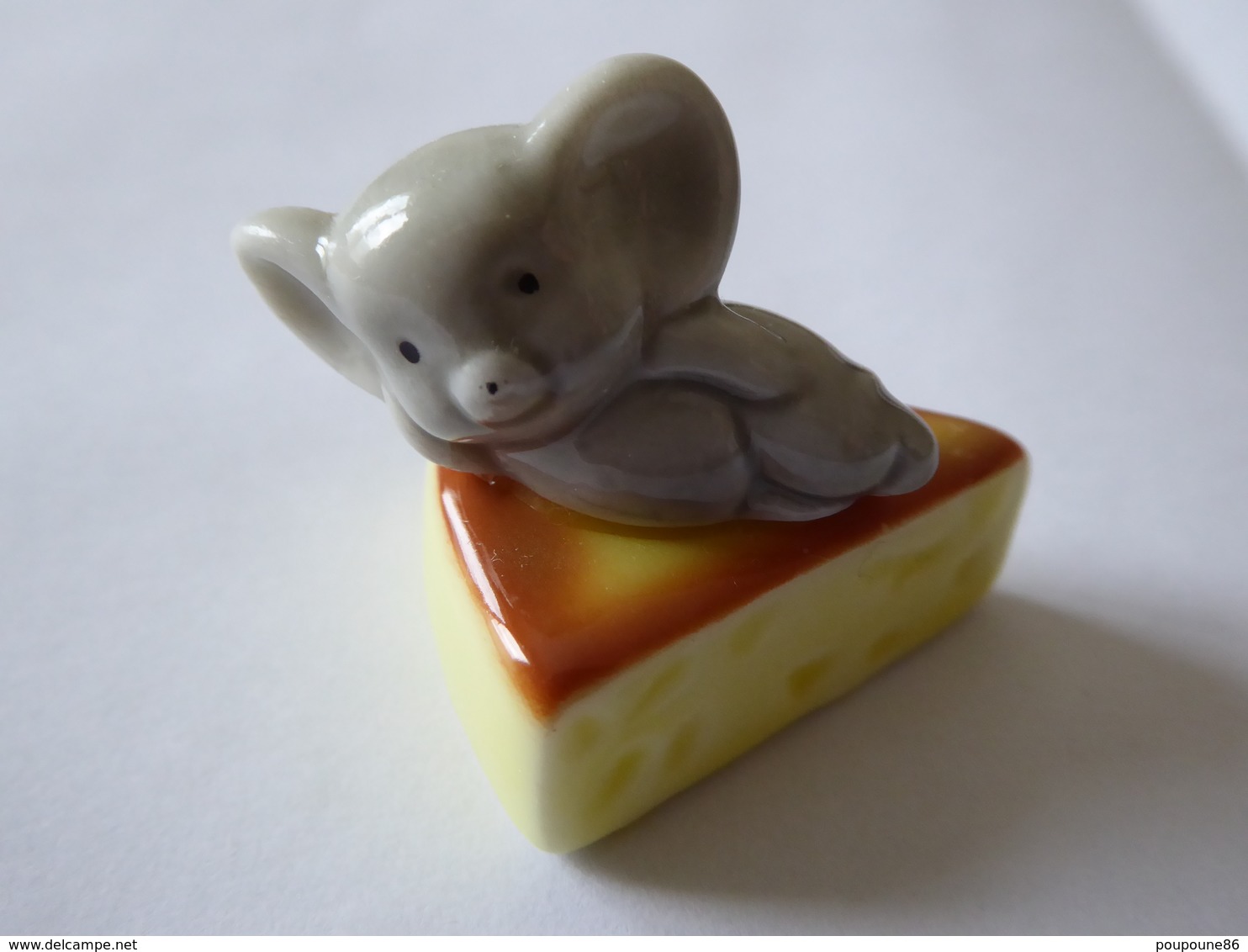 FEVE (ou Miniature ?)  - LA SOURIS SUR SON MORCEAU DE FROMAGE -  GRUYERE - TROU DESSOUS - Dieren