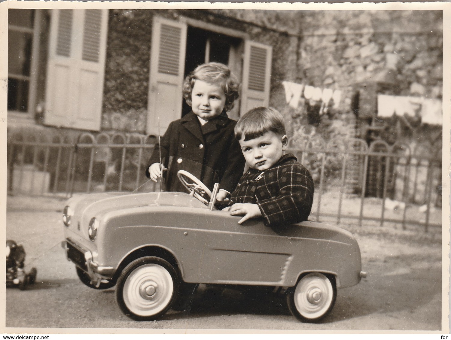 Enfants Avec Une Voiture à Pédales Trés Belle Photo ( Format 17,2cm X 12,7cm ) - Personnes Anonymes