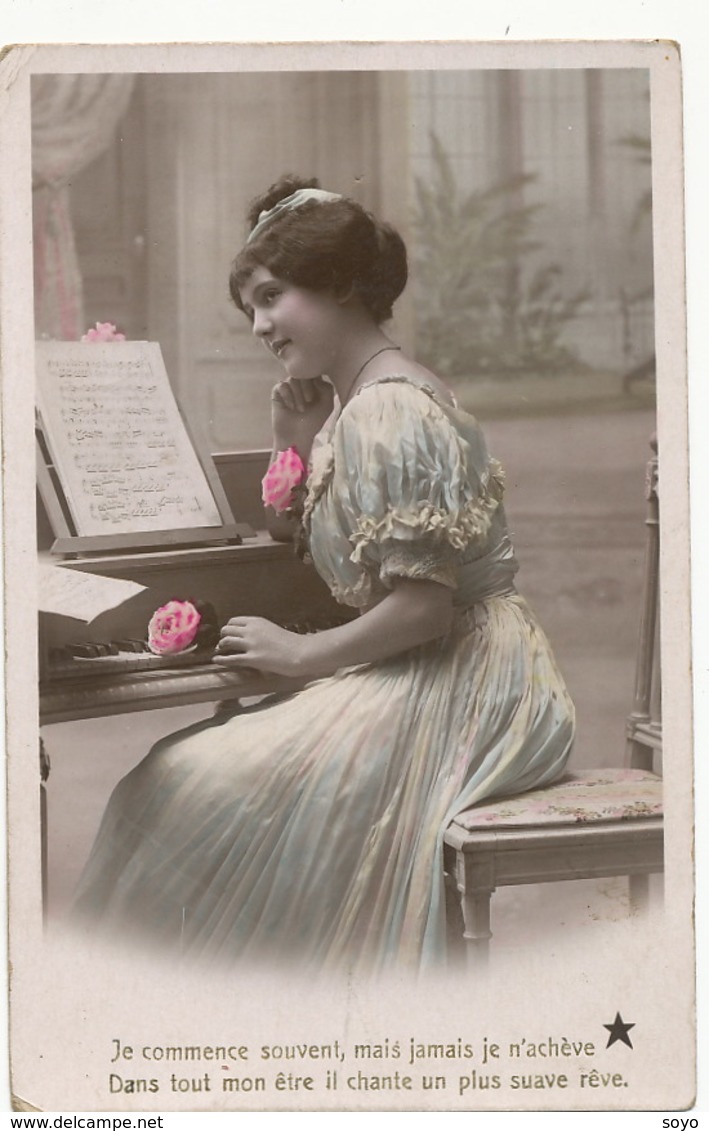 Tres Belle Femme Au Piano , Clavecin Partition - Musique Et Musiciens