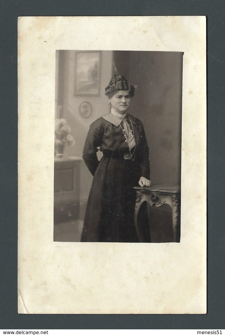 CPA Carte Photo  Une FEMME LADY FRAU Avec Une Coiffure D'HIER - Chignon Haut Et Cranté - Bijoux Anciens - A Identifier