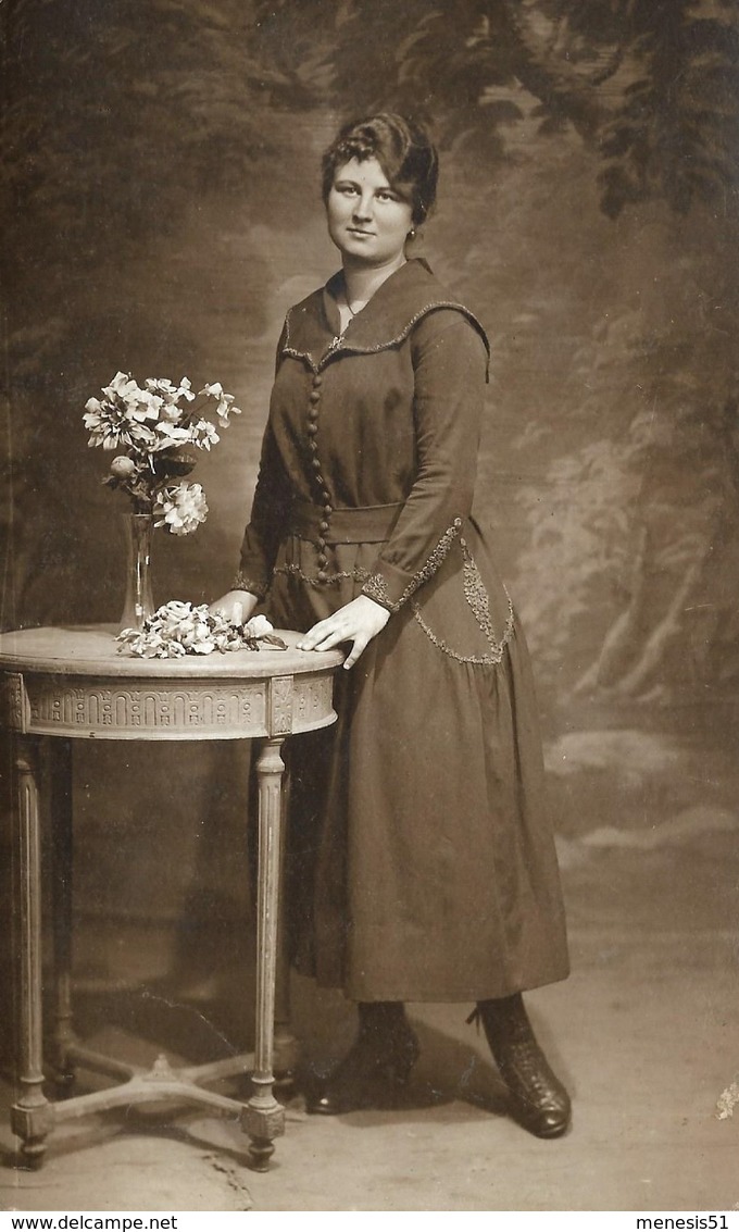 CPA Carte Photo Une FEMME LADY FRAU Mise En Scène Dans Un Faux Décor Studio Avec Guéridon Et Vase De Fleurs - A Identifier