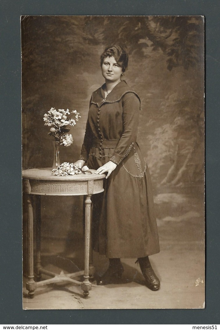 CPA Carte Photo Une FEMME LADY FRAU Mise En Scène Dans Un Faux Décor Studio Avec Guéridon Et Vase De Fleurs - A Identifier