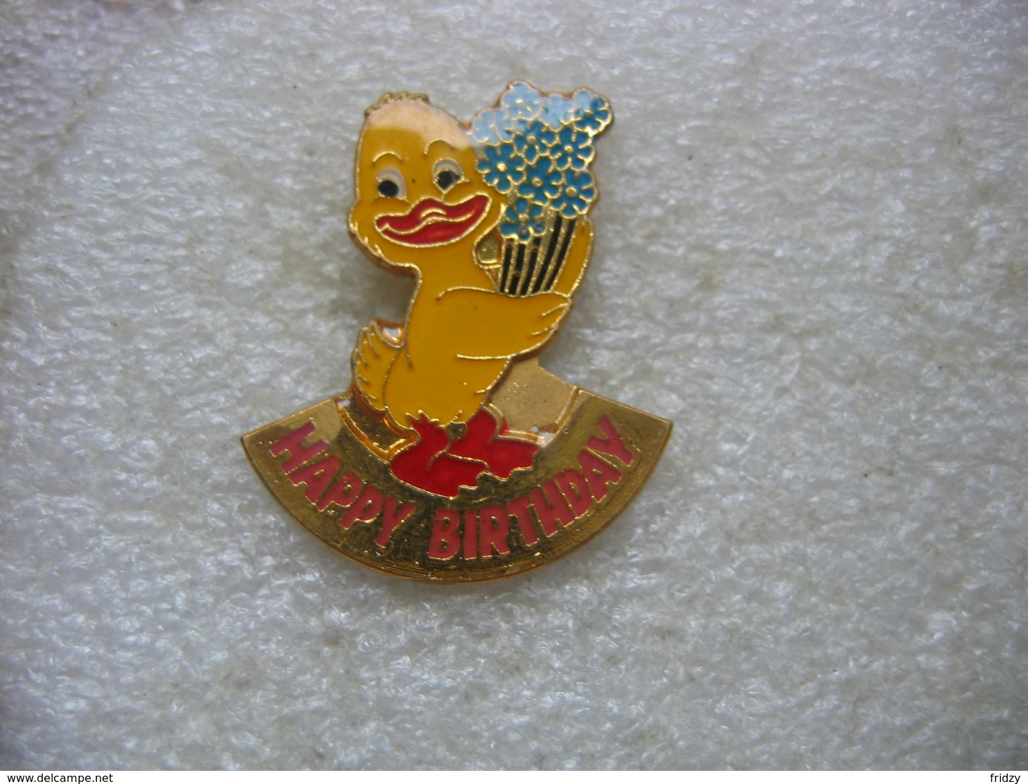 Pin's Petit Canard Avec Un Bouquet De Fleurs. HAPPY BIRTHDAY - Comics