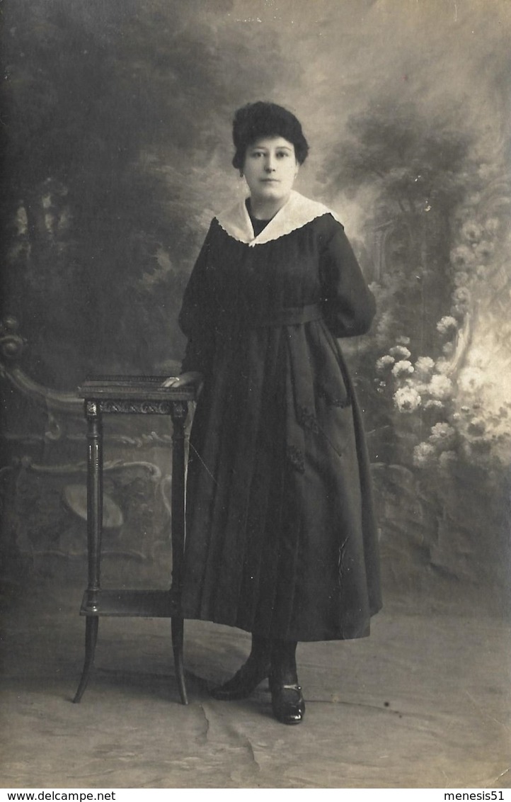 CPA Carte Photo MARGUERITE Une FEMME LADY FRAU Avec Sa Robe Ample Plissée Et Ses Escarpins Vernis- LA MODE D'AUTREFOIS - A Identifier