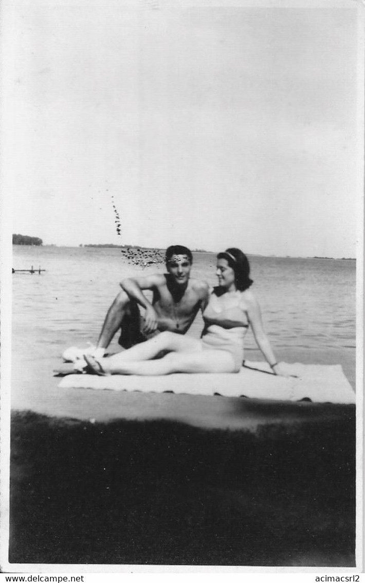 X361 Pinup Couple Man And Woman In Swimsuit Sitting By The Beach - Photo PC 1968 - Pin-up