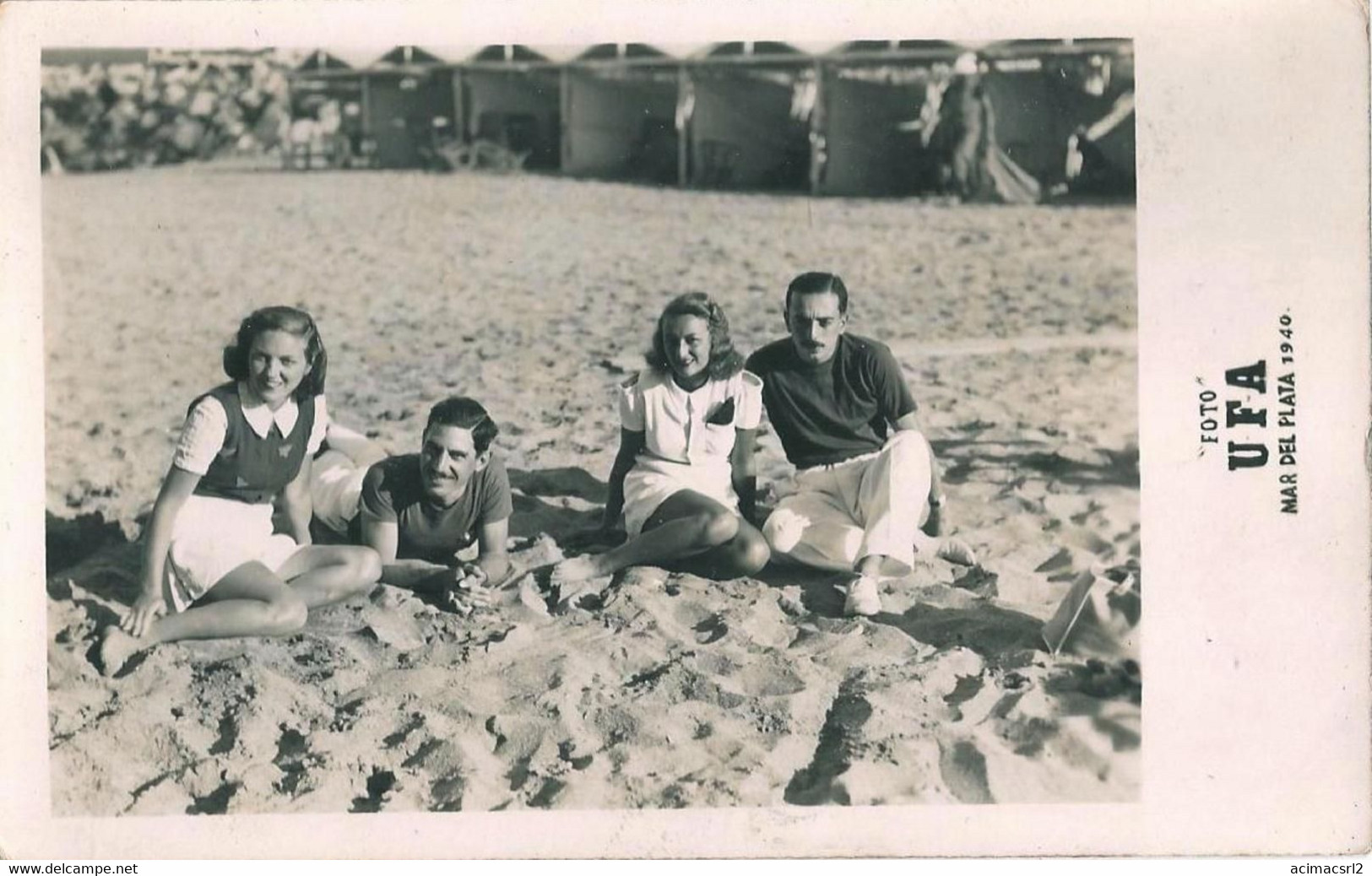 X373 - Young Men Hommes And Pretty Girls Women Femmes / Two Couples Sat By The Beach - Photo PC 1940' - Pin-Ups