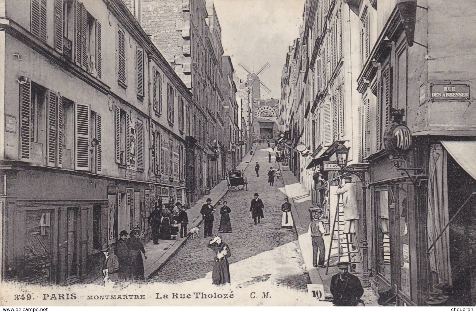 75. PARIS. MONTMARTRE. CPA . LA RUE THOLOZE ANIMATION. MOULIN DE LA GALETTE AU FOND. - Arrondissement: 18