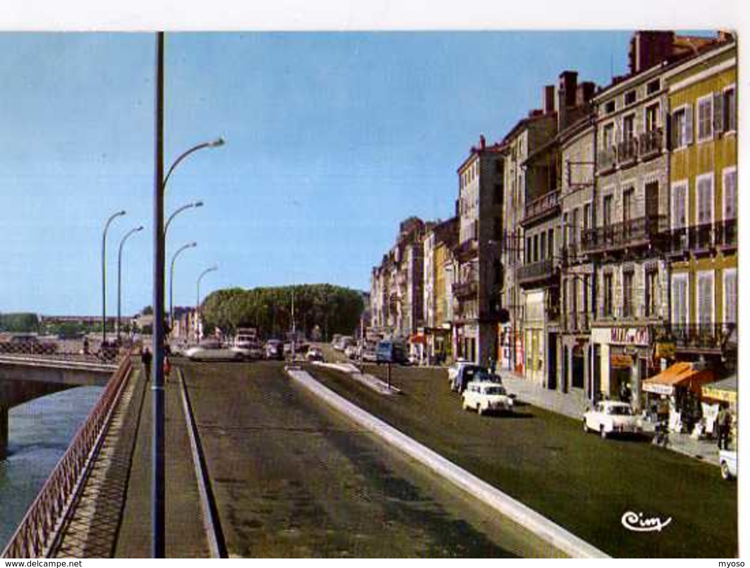 71 MACON Carrefour Du Pont De St Laurent, Automobiles Dauphine - Macon