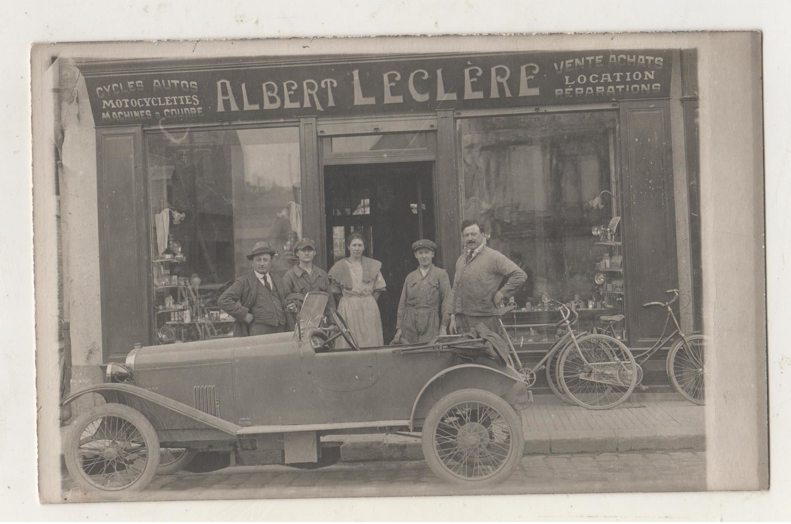 Carte Photo LA FERE. Albert Leclère Cycles, Automobiles Etc. Devanture De Magasin. Rue De La République. Animée - Autres & Non Classés