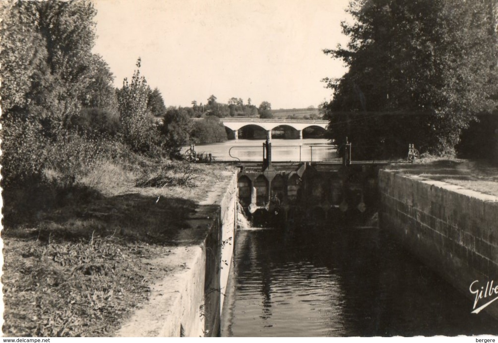 16. CPSM. SIREUIL. Les écuses Et Le Pont Sur La Charente.  1956. - Other & Unclassified