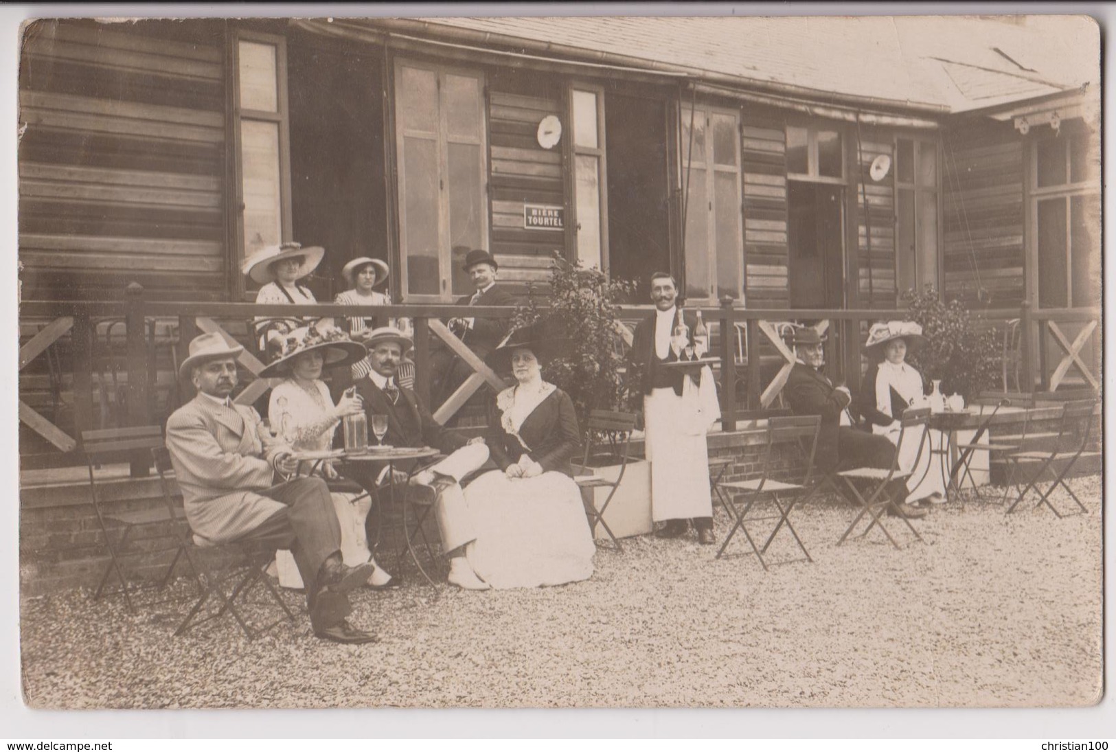 CARTE PHOTO : LA TERRASSE D'UN CAFE - DES CONSOMMATEURS ET UN SERVEUR - BIERE TOURTEL - 2 SCANS - - Cafés