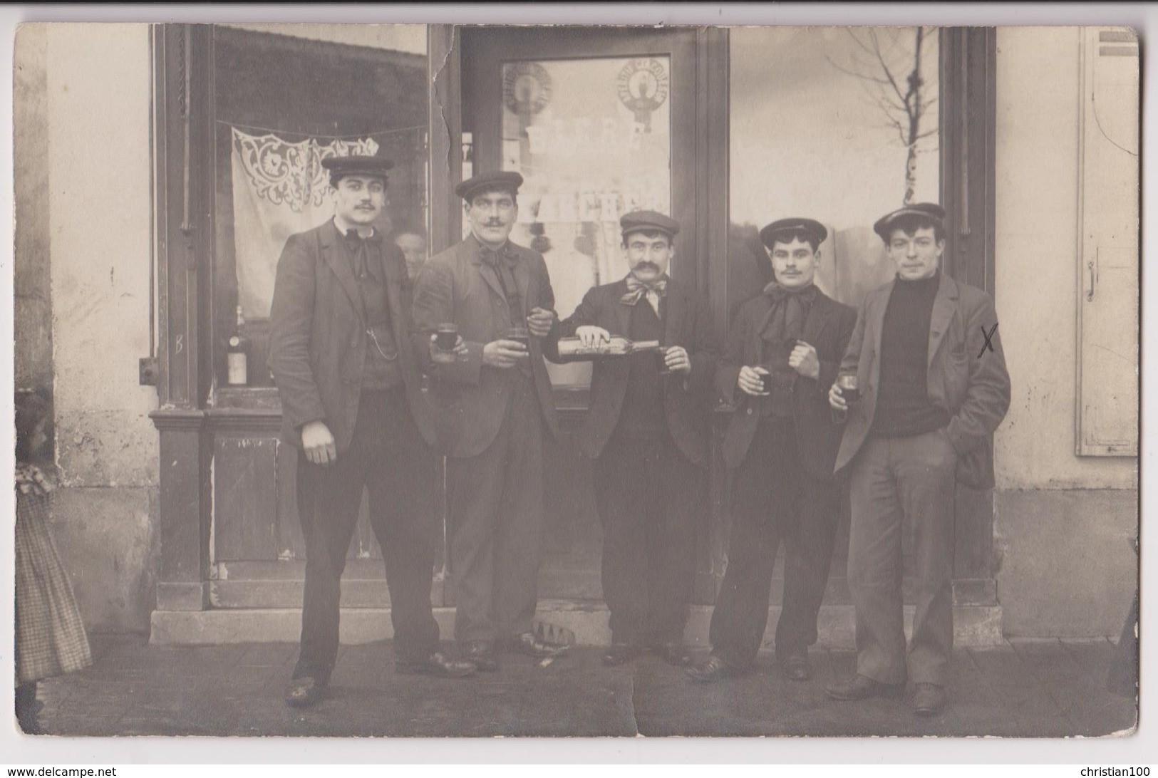 CARTE PHOTO : DES AMIS SE DESALTERENT DEVANT LA PORTE D'UN CAFE - APERITIF CLACQUESIN - BIERE KARCHER - 2 SCANS - - Cafés