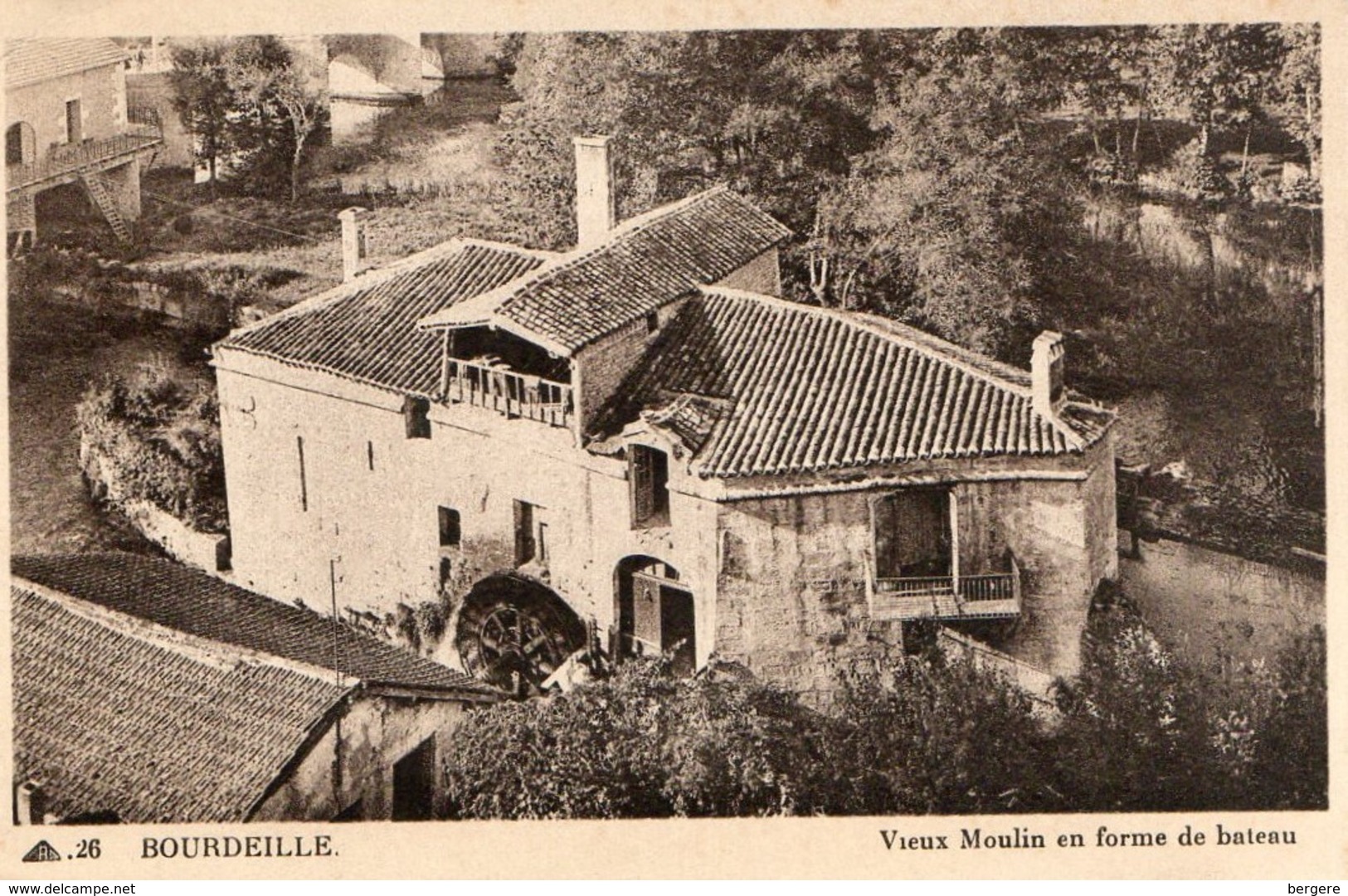 24. CPA. BOURDEILLE.  Vieux Moulin En Forme De Bateau. - Moulins à Eau